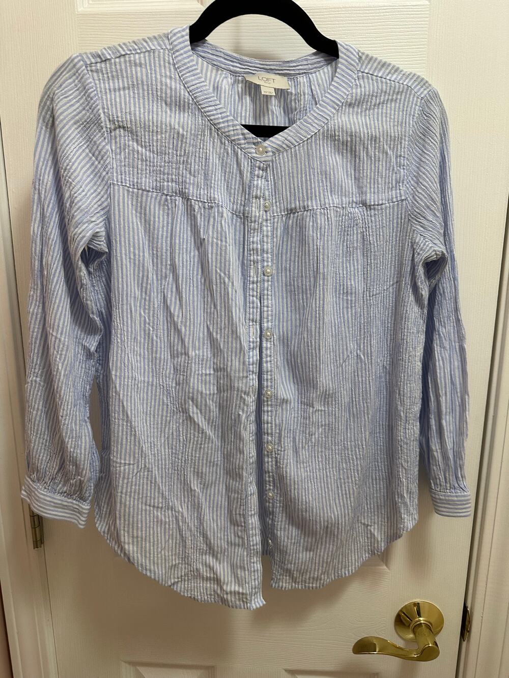 LOFT Seersucker button-Down blouse blue and white size XS